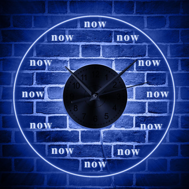 Reloj de pared LED con palabra 'now'