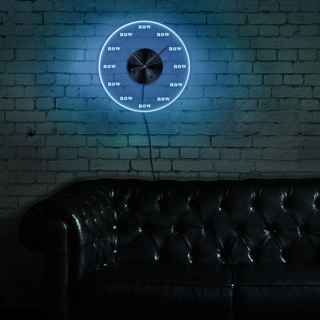 Reloj de pared LED con palabra 'now'