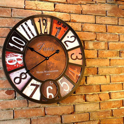 Reloj de pared vintage con mariposa