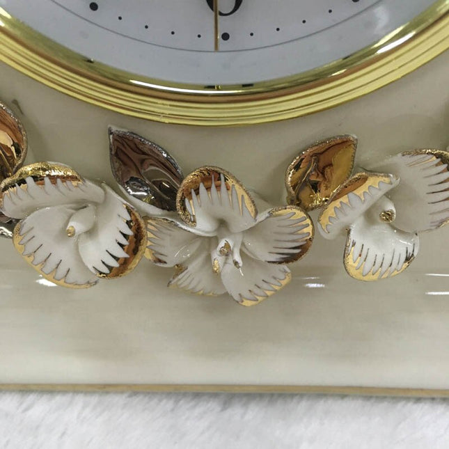 Reloj de sobremesa blanco estilo clásico