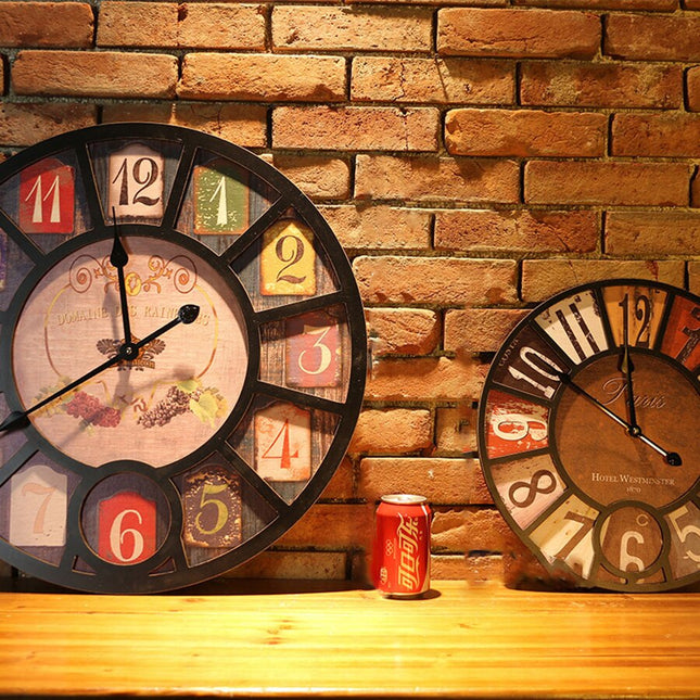 Reloj de pared vintage con mariposa