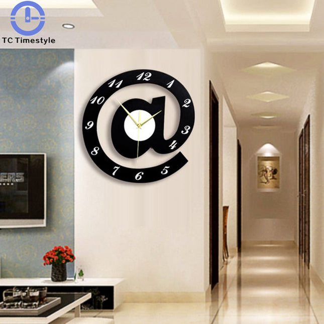Reloj de pared con forma arroba