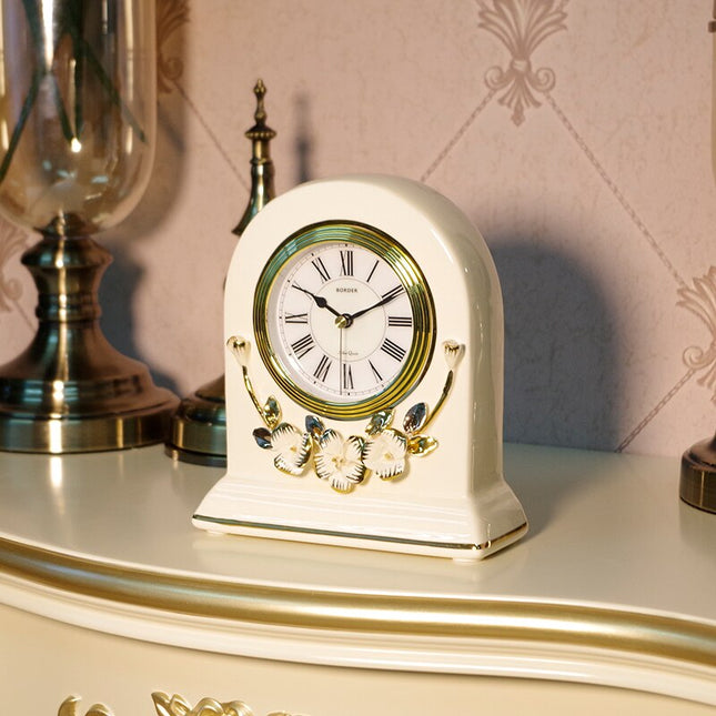 Reloj de sobremesa blanco estilo clásico