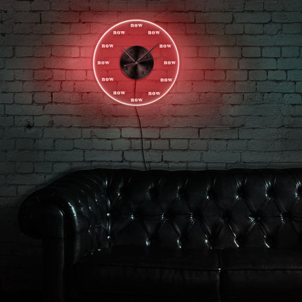 Reloj de pared LED con palabra 'now'