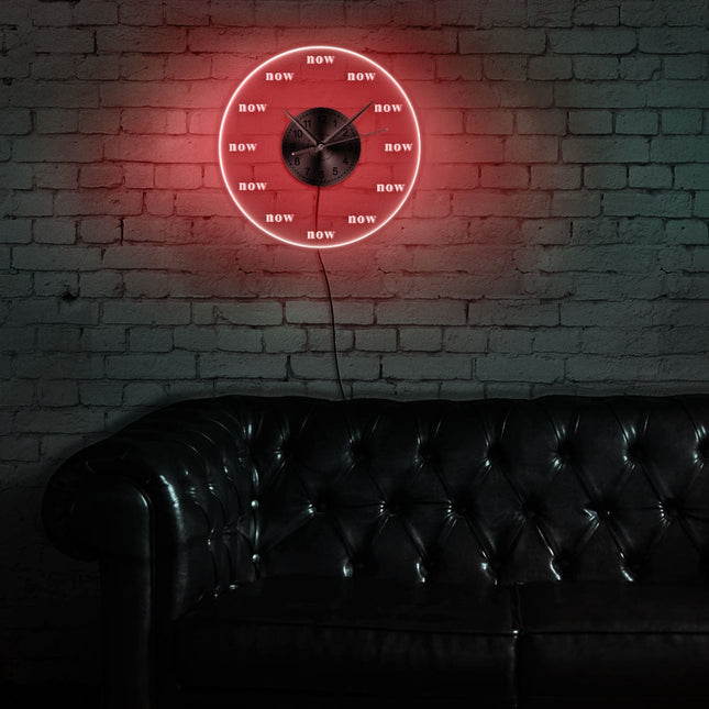 Reloj de pared LED con palabra 'now'