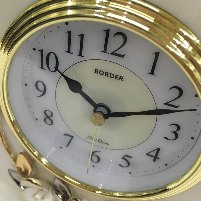 Reloj de sobremesa blanco estilo clásico