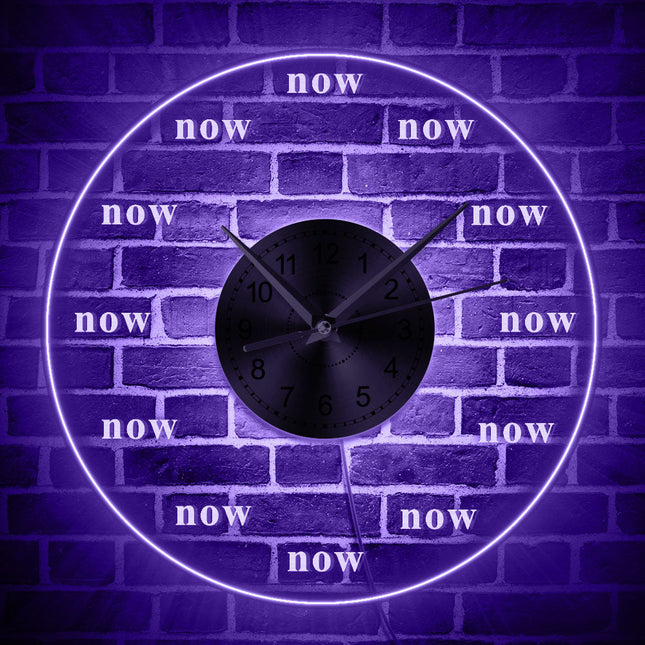 Reloj de pared LED con palabra 'now'