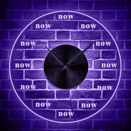 Reloj de pared LED con palabra 'now'