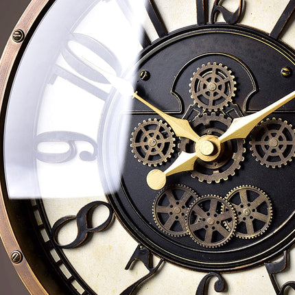 Reloj de pared antiguo con péndulo
