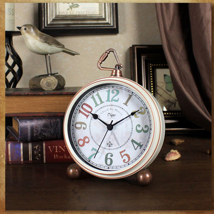 Reloj de mesa vintage retro dorado