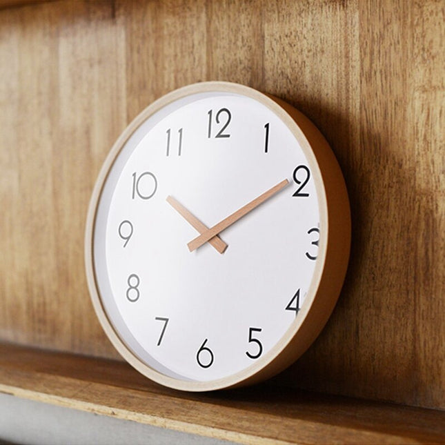 Reloj de pared de madera nórdico