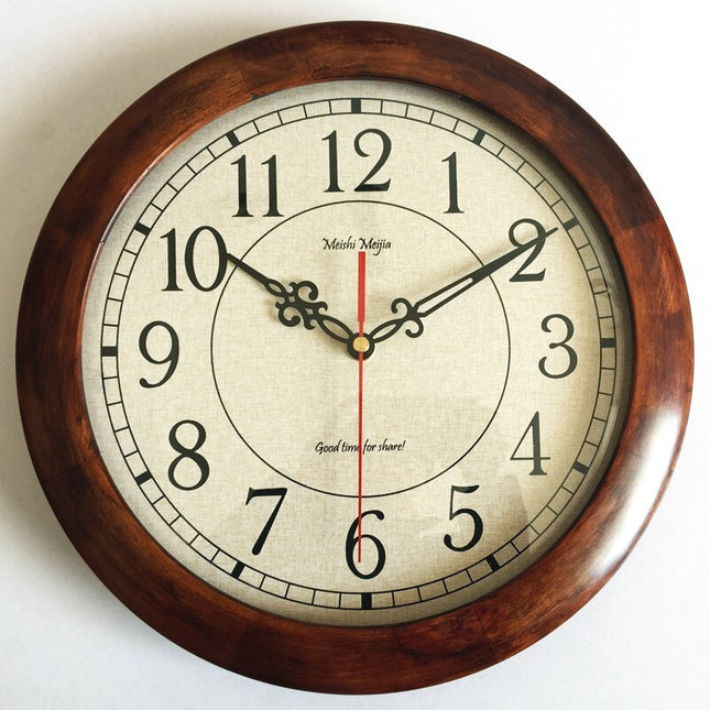 Reloj de pared de madera antiguo