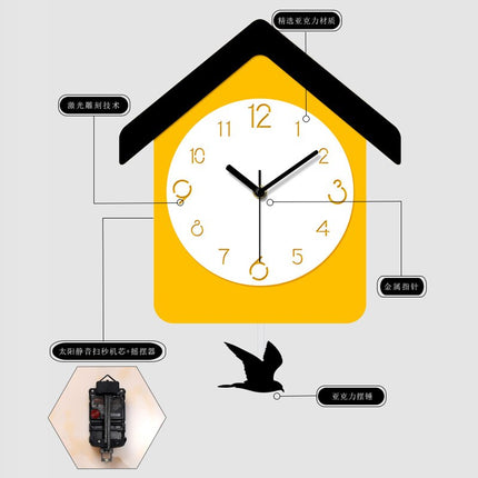 Reloj de pared amarillo con péndulo