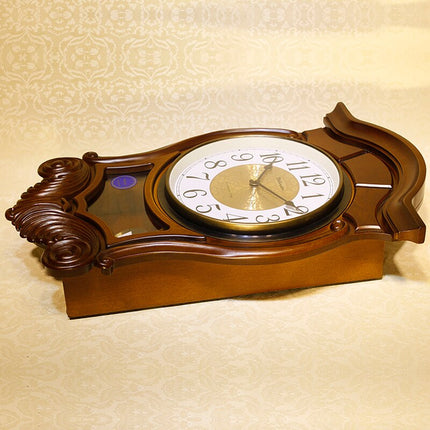 Reloj de pared clásico con péndulo