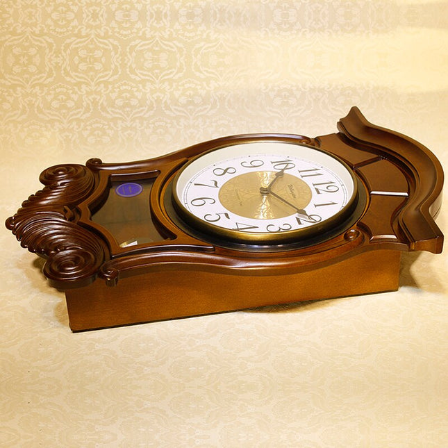 Reloj de pared clásico con péndulo