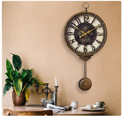 Reloj de pared antiguo con péndulo