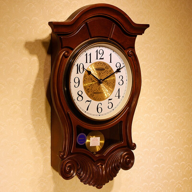 Reloj de pared clásico con péndulo