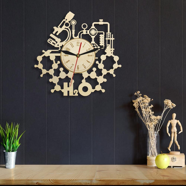 Reloj de pared de madera científico