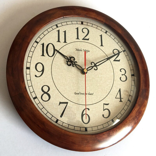 Reloj de pared de madera antiguo