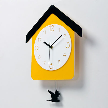 Reloj de pared amarillo con péndulo