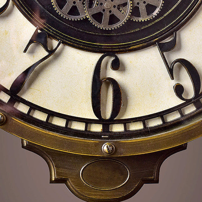 Reloj de pared antiguo con péndulo