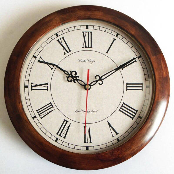 Reloj de pared de madera antiguo