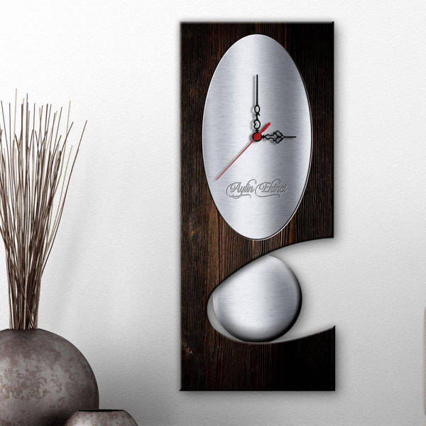 Reloj de pared con péndulo moderno