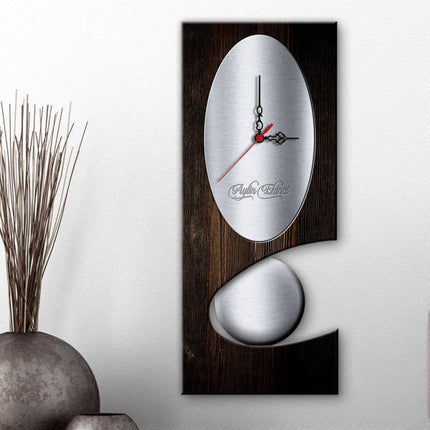 Reloj de pared con péndulo moderno