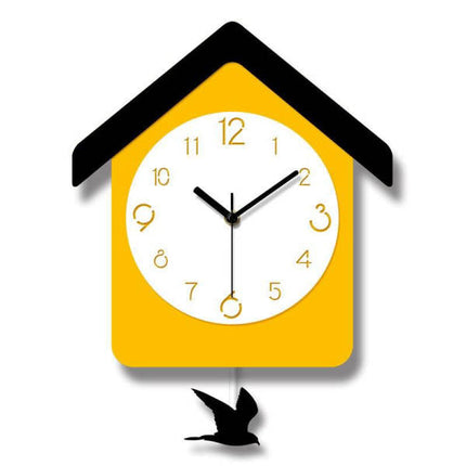 Reloj de pared amarillo con péndulo
