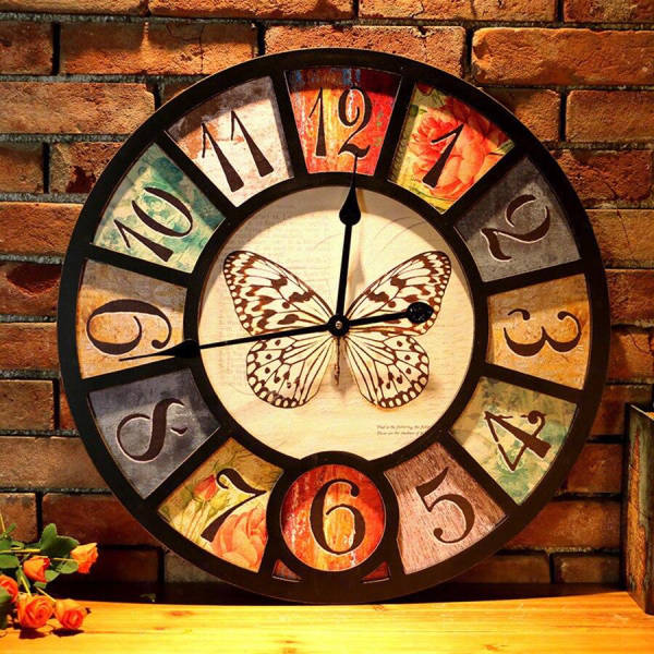 Reloj de pared vintage con mariposa