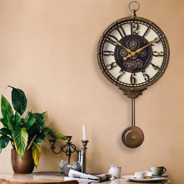 Reloj de pared con péndulo y engranajes