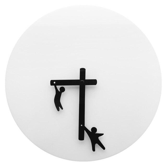 Reloj de pared minimalista con muñecos colgando