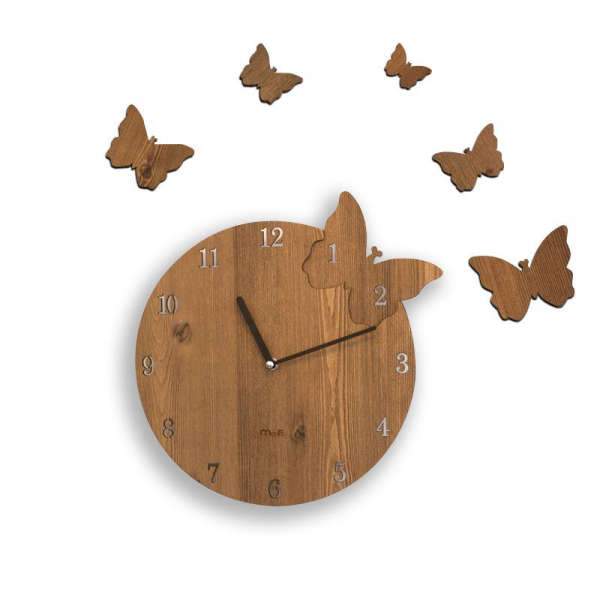 Reloj de pared de madera con mariposas