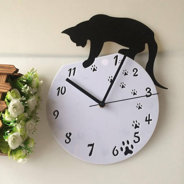 Reloj de pared con gato negro