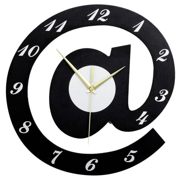 Reloj de pared con forma arroba