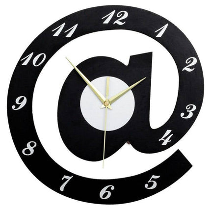 Reloj de pared con forma arroba