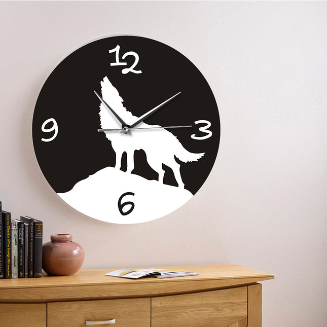 Reloj de pared con silueta lobo aullando